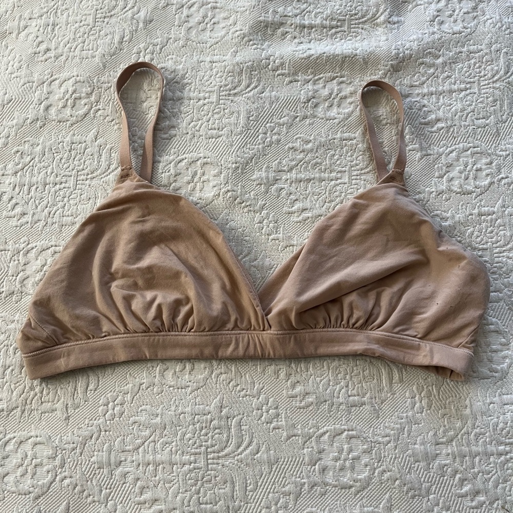 TWO SKIMS FITS EVERYBODY CROSSOVER BRALETTE - size medium. Colors MICA + CLAY.